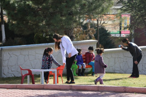 ALTINYILDIZ KREŞ VE ANAOKULU ÖĞRENCİLERİ GÜNEŞLİ HAVANIN TADINI ÇIKARDILAR