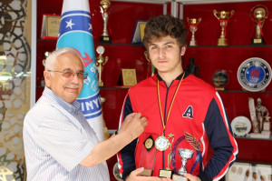 Uluslararası Taekwondo Turnuvasında 1.Olan Altınyıldız Koleji Öğrencisi Alper Yasin Ateş'e Ragıp Özaltından Altın Ödülü