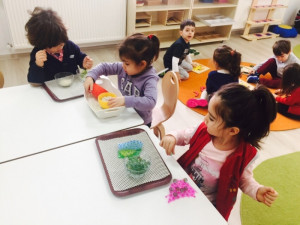 Altınyıldız Kreş ve Anaokulu Öğrencileri Montessori Dersinde Çok Mutlular