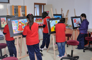 ALTINYILDIZ RESİM DERSİNDE RENKLER CAN BULUYOR