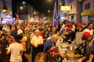 ALTINYILDIZ KOLEJİ DEMOKRASİ NÖBETİNE KATILANLARA AŞURE İKRAM ETTİ