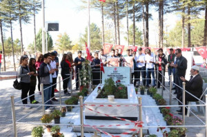 ALTINYILDIZ KOLEJLİLER ŞEHİT ÖMER HALİSDEMİR’İN KABRİNİ ZİYARET ETTİ