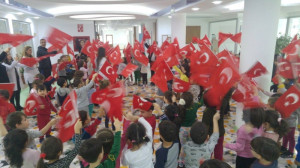 ALTINYILDIZ KREŞ VE ANAOKULU ÖĞRENCİLERİ TERÖRÜ PROTESTO ETTİLER
