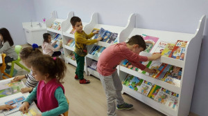 ALTINYILDIZ KREŞ VE ANAOKULU ÖĞRENCİLERİNE OKUL KÜTÜPHANESİNDE KİTAP SEVGİSİ ÖĞRETİLİYOR.