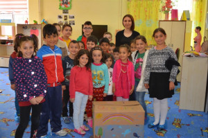 ALTINYÜREKLİLER OYUNCAKLARINI PAYLAŞIYOR