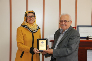 ALTINYILDIZ KOLEJİ'NDE AVUKAT RABİA YÜCEKUL BİLEK'E PLAKET VERİLDİ