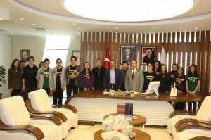 ÖZEL ALTINYILDIZ KOLEJİ ÖĞRENCİLERİNDEN REKTÖR BAĞLI'YA ZİYARET