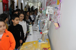 ALTINYILDIZ KREŞ VE ANAOKULUNDA ROBOT SERGİSİ AÇILDI