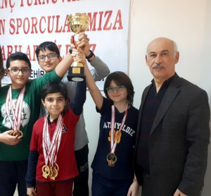 ALTINYILDIZDAN SATRANÇTA ÇİFTE DERECE