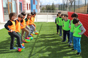 ALTINYILDIZ KREŞ VE ANAOKULUNA MİNİ HALI SAHA YAPILDI