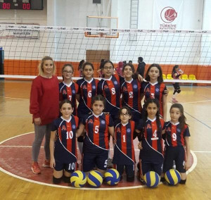ALTINYILDIZ KÜÇÜK KIZ VOLEYBOL TAKIMI NİĞDE'DE GRUP MÜSABAKALARINDA