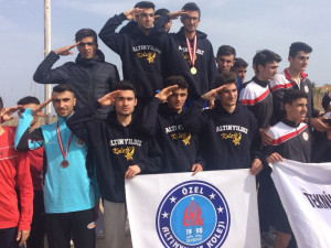 TÜRKİYE ŞAMPİYONU OLDULAR, MEHMETÇİĞE SELAM GÖNDERDİLER