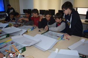 ALTINYILDIZDA ÖĞRENCİLER HAYALLERİNİ KODLUYOR