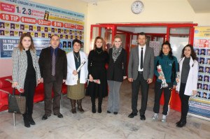ALTINYILDIZ LİSELERİNDE EMEK ÜRETEN KADINLAR ÇİÇEKLERLE KARŞILANDI