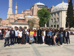 ALTINYILDIZ KOLEJİ İSTANBUL’DA ÇİÇEKLERLE KARŞILANDI