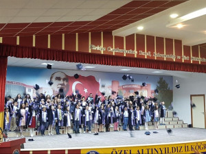 ALTINYILDIZLI 4.SINIFLARDAN GÖRKEMLİ MEZUNİYET
