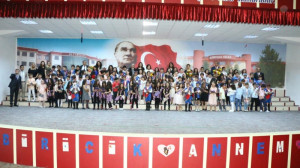 ALTINYILDIZLI 3.SINIFLARDAN MUHTEŞEM ANNELER GÜNÜ PROGRAMI
