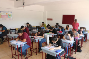 ALTINYILDIZ KOLEJİ'NDE SINAV HAZIRLIKLARININ SON AŞAMASI DENEME SINAVLARIYLA DEVAM EDİYOR.