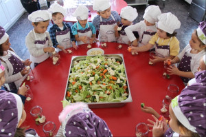 Okulumuzun Minikleri, Öğretmenlerinin rehberliğinde turşularını yaptılar.
