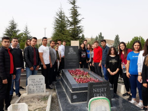 ÖZEL ALTINYILDIZ KOLEJİ ÖĞRENCİLERİ NEŞET ERTAŞ’I MEZARI BAŞINDA DUALARLA ANDI.
