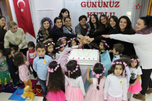 ÖZEL ALTINYILDIZ KREŞ VE ANAOKULU MİNİKLERİ ÖĞRETMENLER GÜNÜNÜ KUTLADI