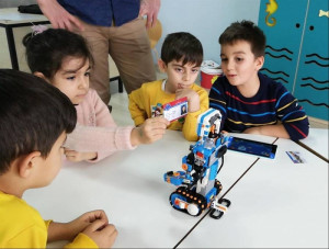 ALTINYILDIZ ANAOKULUNDA ROBOTİK KODLAMA DERSİNDE ÇALIŞMALAR DEVAM EDİYOR, ÇOCUKLARIMIZ EĞLENEREK ÖĞRENİYOR.