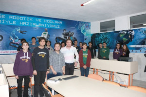 ALTINYILDIZ KOLEJİ MEZUNU UÇAK MÜHENDİSİ TARIK KESEKÇİ’DEN, ALTINYILDIZ LİSELİLERE KODLAMA VE UÇAK TEKNOLOJİSİ EĞİTİMİ.