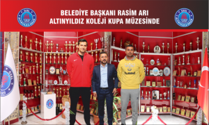 BELEDİYE BAŞKANI RASİM ARI ALTINYILDIZ KOLEJİ KUPA MÜZESİNDE.