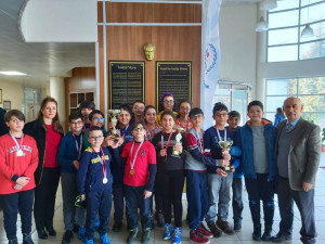 ALTINYILDIZLI KÜÇÜKLER SATRANÇTA MADALYALARI ve KUPALARI TOPLADI