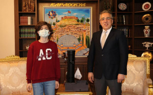 ALTINYILDIZLI TÜBİTAK TÜRKİYE FİNALİSTİ PROJESİNİ BAŞKAN SAVRAN’A SUNDU