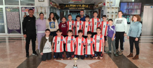 ALTINYILDIZLILAR FUTBOLDA KUPAYI KALDIRDI