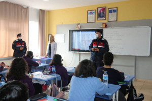 ALTINYILDIZLI ÖĞRENCİLERE JANDARMA TARAFINDAN ACİL DURUM BİLGİLENDİRMESİ YAPILDI