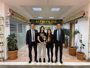 ALTINYILDIZ İLKÖĞRETİM KURUMU ÖĞRENCİLERİNDEN KORT TENİSİNDE DERECE