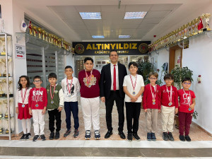 29 EKİM CUMHURİYET BAYRAMI SATRANÇ TURNUVASINDA DERECELER ALTINYILDIZIN