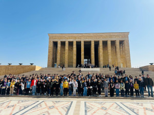 ALTINYILDIZ İLKÖĞRETİM KURUMU 4. SINIF ÖĞRENCİLERİ ATAMIZI ZİYARET ETTİ.